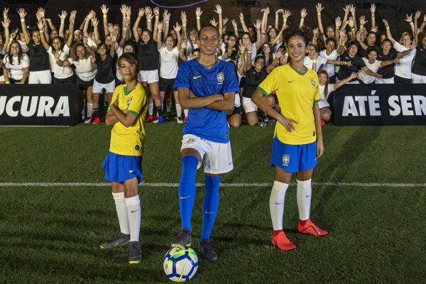 O Fenômeno do Futebol Feminino: Crescimento, Ligas e Estrelas que Estão Fazendo História.