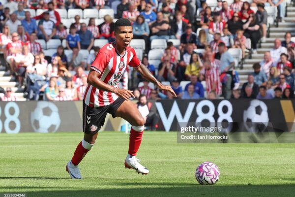 Reinildo Mandava: O Pilar Moçambicano na Defesa do Sunderland AFC.